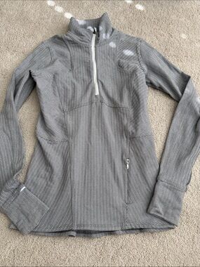 Lululemon Women’s light gray half zip pullover